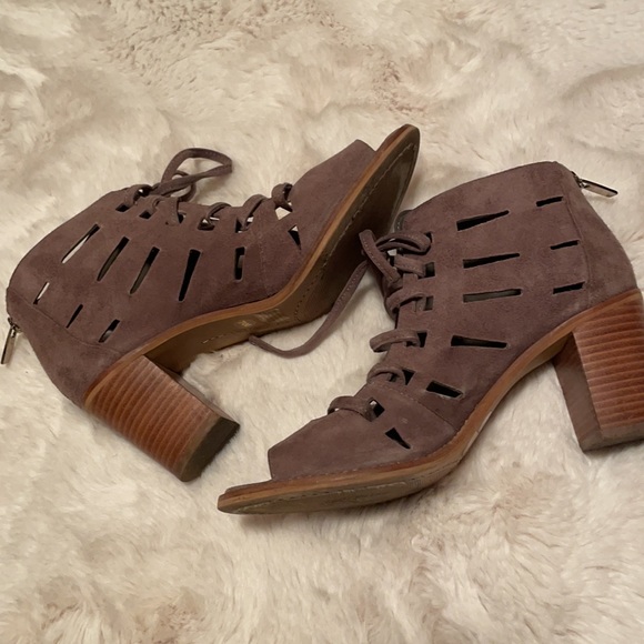 Vince Camuto open toe boots
Size 7.5
Color brown - Picture 5 of 8